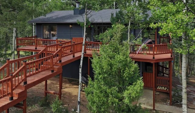 Peaceful Mountain Retreat in the Pines