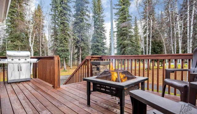 Peaceful Nature Escape w/Deck in North Pole!