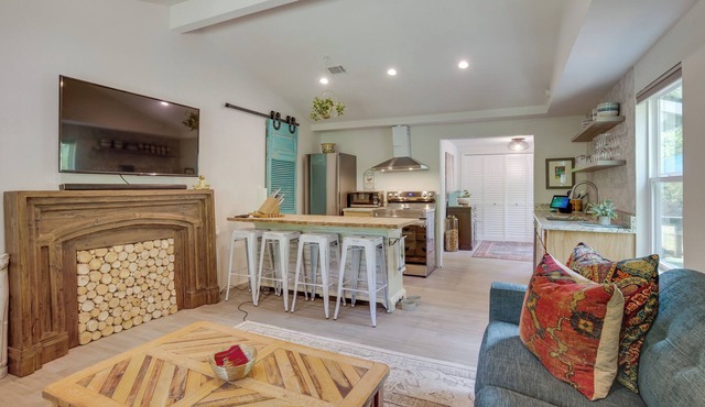 Peaceful Retreat: Conroe Cottage w/ Decks, Views!