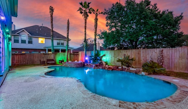 Perfect getaway with pool,hot tub and private gym