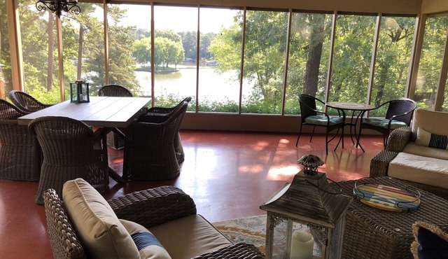 Perfect lakefront home with large screen room for family fun on Lake Hamilton