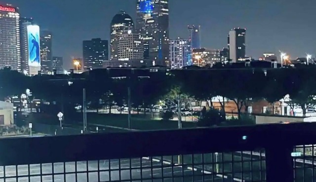 Perfect Location! Skyline View! Gym/Free Parking/Newly Renovated Pool