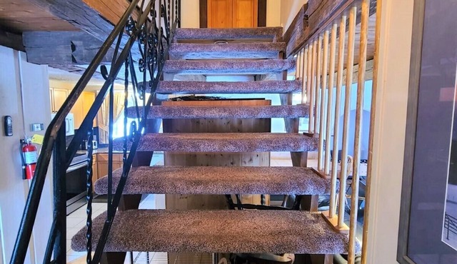 Pet Friendly 6 Bed Blue Mountain Cottage with Hot Tub Sleeps 14