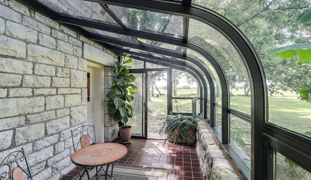 Pet-friendly Home: Grill & Fire Pit in Manhattan