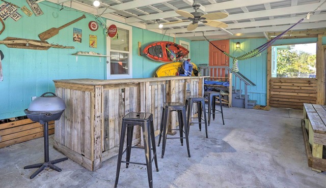 Pet-Friendly Home w/Deck - 6 Mi to Cocoa Village!