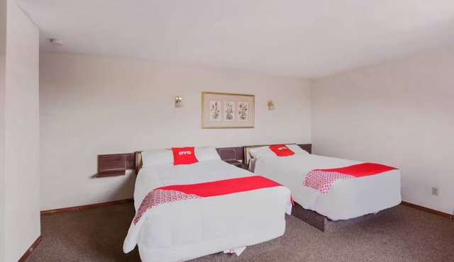 Pet-Friendly King Room Convenient Access to Highway 40