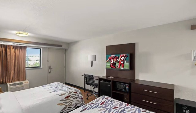 Pet-Friendly Stay Near Airport, Grapevine Main Street, Lake & Local Shops