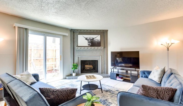 Pet-Friendly Warr Acres Townhome with Fireplace