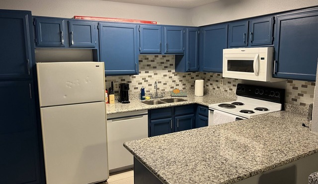 Pets allowed, Quiet condo in Westchase district and China town. Sleeps 4
