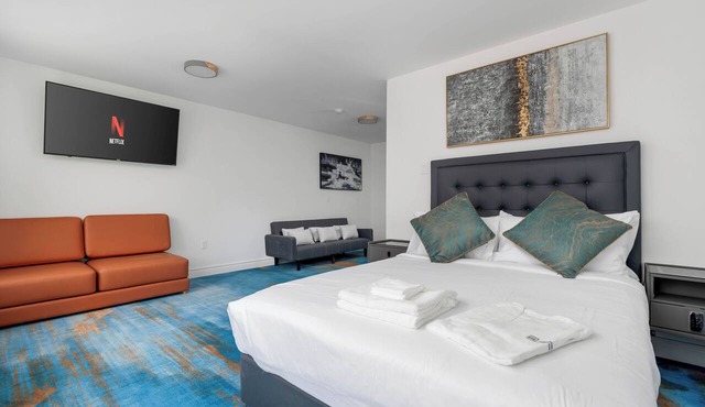 Plush Hotel