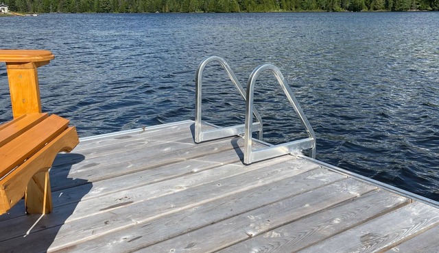 * Privée sur le Lac * Magnifique chalet suisse au coeur des Laurentides rénové