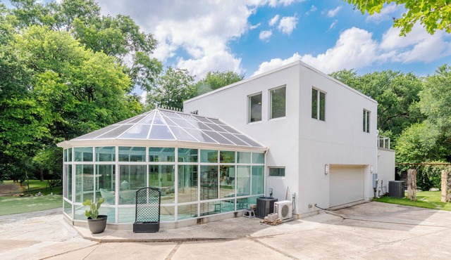 Private 2-Acre Luxury Estate, Pool, Volleyball Court & Nature Retreat