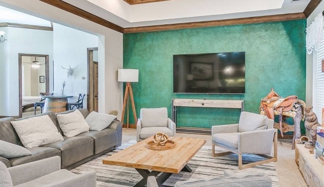 Private 6BR sleeping 14 — hot tub, pool, game room. Built for reunions #SK