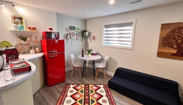 Private Bachelor Unit close to St. Clair College walking distance