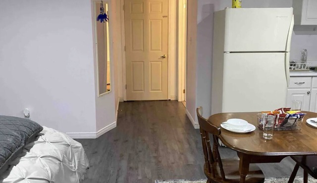 Private Elegant Queen Bed Full Bath Apartment