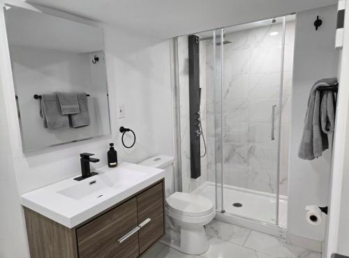 Private Entry-Modern & Bright Longueuil Suite