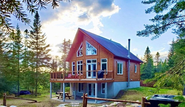★Private Getaway★ Spac w/ Outdoor Spa | St-Côme