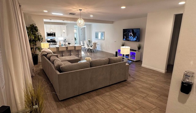 Private heated pool! 3 bed 2 bath home next to the Superstition Mountains! in Apache Junction