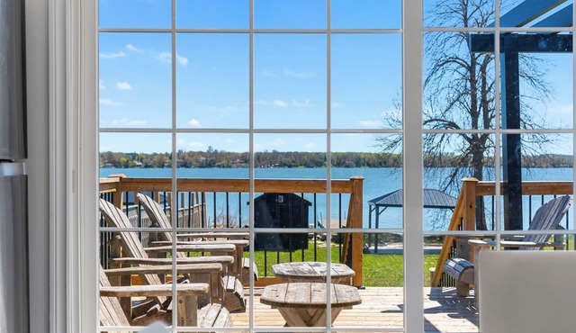 PRIVATE LAKEFRONT COTTAGEWITH GREAT AMENITIES.