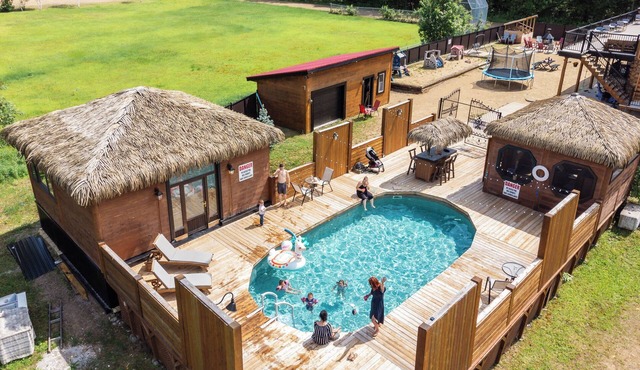 Private log cabin resort, 30 people, pool, spa, games room, and +.