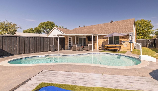 Private Pool, Game Room, Backyard TV + Fenced Yard