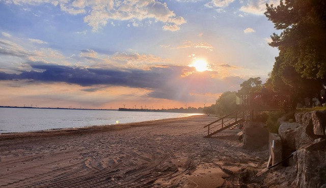 Private sand beach. Lakeview. Spacious LongBeachCottages.com – Cottage #10