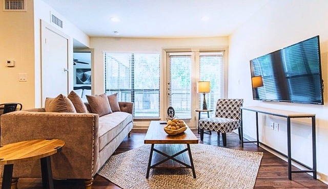 Reagan 201: Chic 1-bedroom apartment in superb Dallas with AC