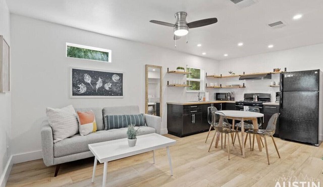 Recently Renovated E Austin Duplex + Free Parking