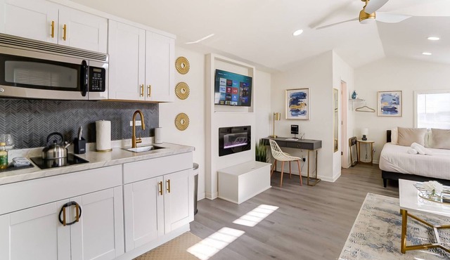 Reduced Pricing / Tiny Chic House / 5 min. from Downtown Concord / Small Dogs OK / Fire pit / Gazebo
