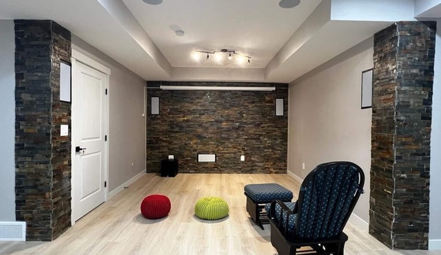 Relax, feel home: 2 Bed, Large Living & Home Theatre green home upscale neighbor