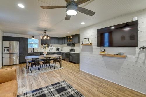 Relax Fireside: Dog-Friendly Home in Midlothian!