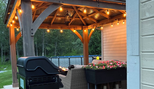 Relax in a cozy Bungalow w/fire pit, pool and an abundance of tr
