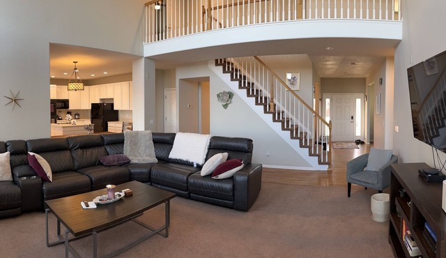 Relax with the whole family. Spacious home. Close to shopping and hiking trails