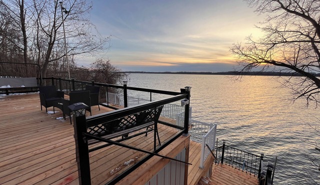Relaxing Lake Scugog Cottage – Stunning Sunsets, Great Fishing place!