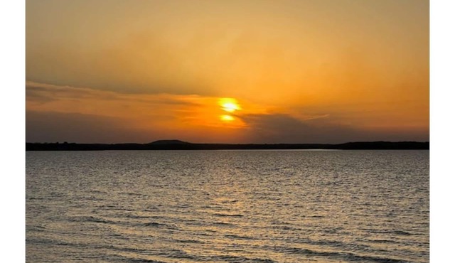 Relaxing lakefront house on a peninsula, right on Eufaula Lake