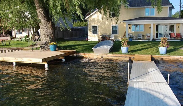 Relaxing Lakefront Retreat