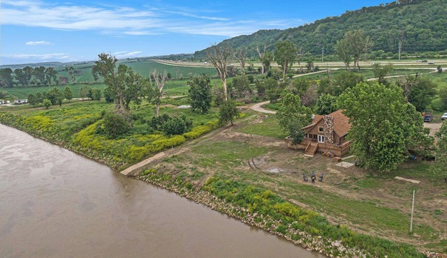 Relaxing Rustic River Cabin just across from Downtown Omaha!