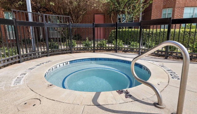 Relaxing Space for Personal or Business Travelers Near Shopping Area - 5.8 miles