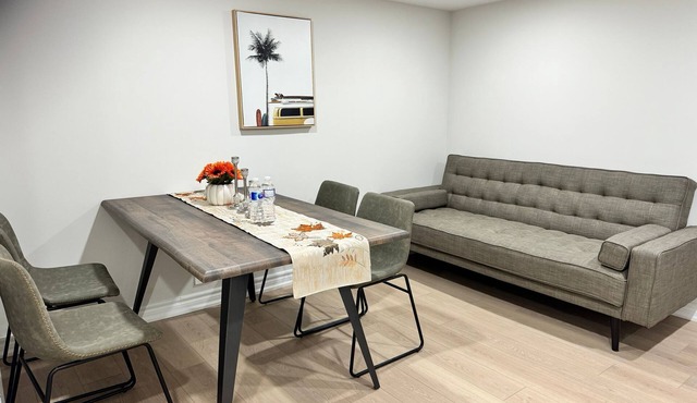 Renovated - Private Entrance & Kitchen - 1 Bedroom
