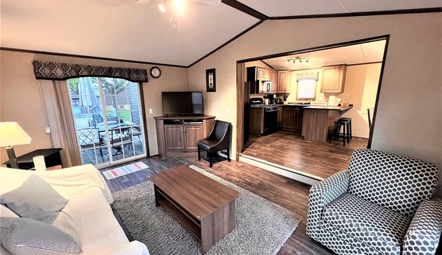 Resort near wineries, river, trails! Large Pool!