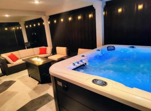 Resort-Style Home - Hot Tub, Mini Golf, Gym, 1G WiFi