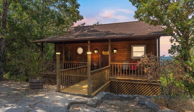 River Cabin, Jacuzzi, Sleeps 6!