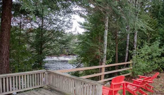 River Edge - Three Bedroom Cottage, Sleeps 11