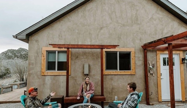 River Frontage Firepit Pet-Friendly in Howard