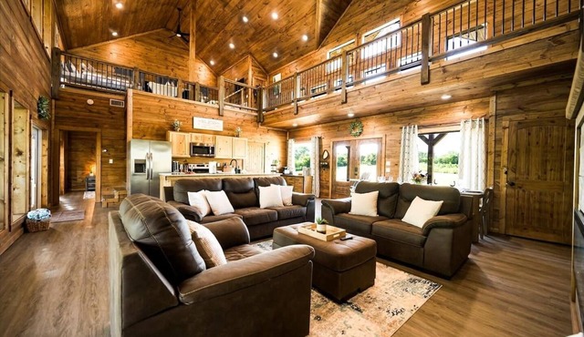 Riverside Family Cabin, Pets, Kayaks, Nintendo, Ping Pong. FREE Gym at Sweat Shack.
