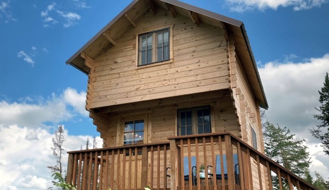 Romantic Lakefront Cabin with Mountain Views, Perfect for a Trip to Cantwell, Alaska