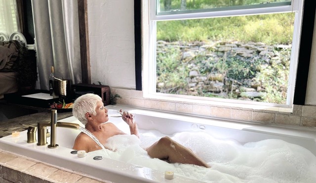 Romantic Relaxing Jacuzzi Bathhouse Cottage