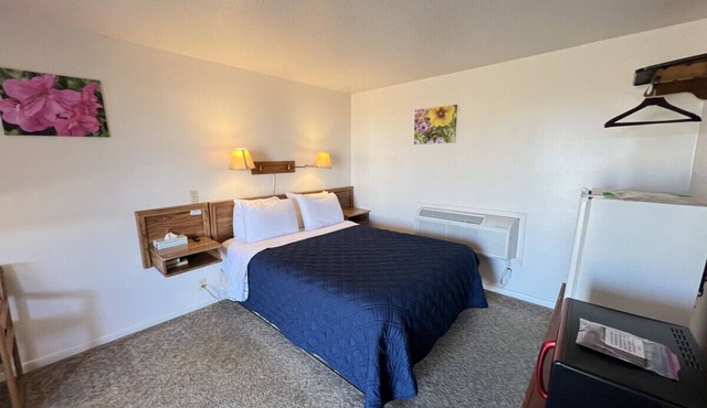 Room 107 - Standard Queen - Sleeps 2 - West Lake Grandvue Inn