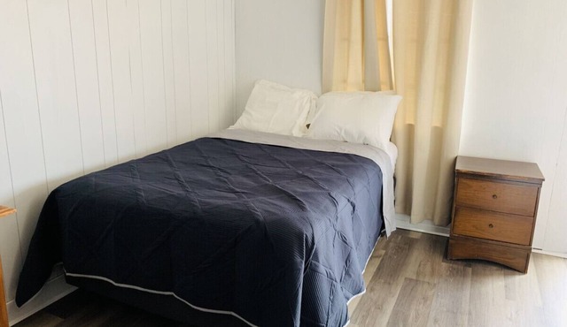 Room 15 - Standard Queen - Sleeps 2 - Harper Motel