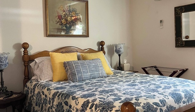 Rosa Linda Studio-walk to historic town square, centrally located